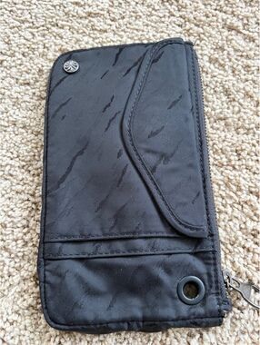 Athleta Coffee Run wristlet wallet black nylon no key ring